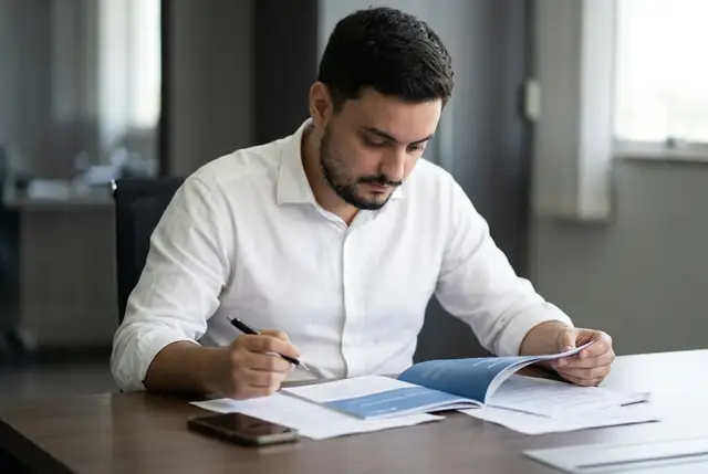 Advogado analisando holerites e documentos trabalhistas